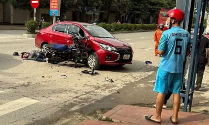 Ảnh TNGT: Đâm vào Mitsubishi Attrage sang đường, Yamaha Exciter dính chặt vào ô tô