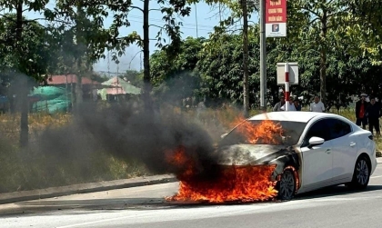 Ảnh TNGT: Mazda3 BKS 38A 39536 cháy tưng bừng giữa phố nghi chập điện