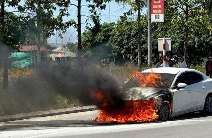 Ảnh TNGT: Mazda3 BKS 38A 39536 cháy tưng bừng giữa phố nghi chập điện