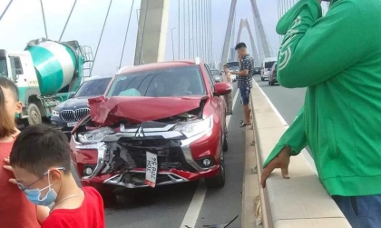 Clip TNGT: Tình huống vô cùng khó hiểu khi thanh niên phóng xe máy ngược chiều trên cầu Nhật Tân để đâm đầu ô tô