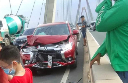 Clip TNGT: Tình huống vô cùng khó hiểu khi thanh niên phóng xe máy ngược chiều trên cầu Nhật Tân để đâm đầu ô tô