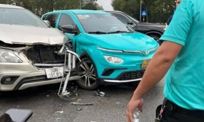 Ảnh TNGT: Toyota Innova 30H 59589 vỡ nát đầu xe sau cú đâm vào xe điện Xanh SM