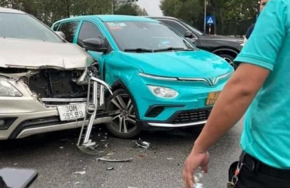 Ảnh TNGT: Toyota Innova 30H 59589 vỡ nát đầu xe sau cú đâm vào xe điện Xanh SM