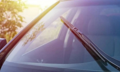 Kính chắn gió của Suzuki XL7 bị gợn sóng là do đâu?