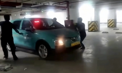 Clip TNGT: 4 người đàn ông cuống cuồng ngăn VinFast VF 5 tự lùi