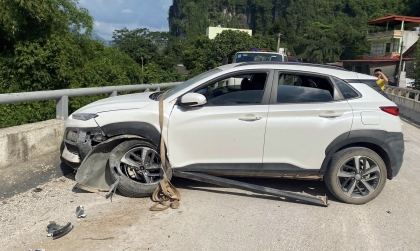 Ảnh TNGT: Hyundai Kona nghi mất lái đâm thành cầu, bung toàn bộ túi khí bên