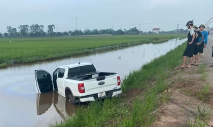 Ảnh TNGT: Đấu đầu với xe tải, Ford Ranger BKS 35C 16614 lao thẳng xuống mương