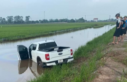 Ảnh TNGT: Đấu đầu với xe tải, Ford Ranger BKS 35C 16614 lao thẳng xuống mương