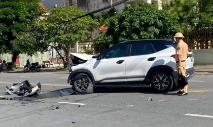 Ảnh TNGT: Ford Transit bị KIA Seltos đâm lật vì qua ngã tư không quan sát