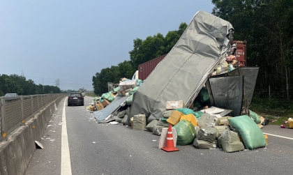 Ảnh TNGT: Tai nạn mới nhất trên cao tốc Cam Lộ - La Sơn, tuyến đường sẽ cấm xe tải nặng và xe khách trên 30 chỗ từ 4/4