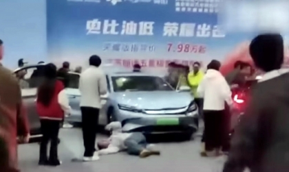 Xe điện Trung Quốc “mất kiểm soát” đâm loạn xạ trong triển lãm