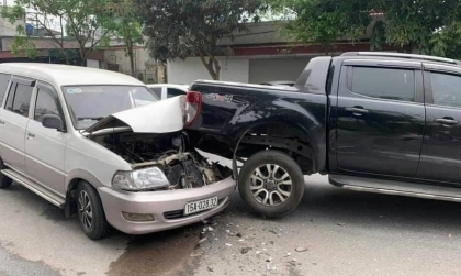 Clip TNGT: Toyota Zace BKS 15A 02832 đâm thẳng đuôi Ford Ranger vì bán tải dừng lại bất ngờ