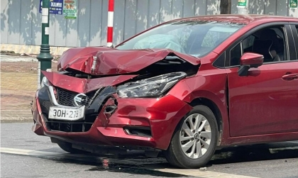 Ảnh TNGT: Nissan Almera ủi tung Mitsubishi Outlander với tốc độ cao