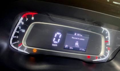 KIA Sonet vừa có đèn vàng vừa có thông báo này có phải mang ra đại lý không các bác?