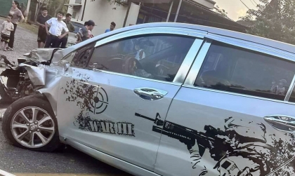 Clip TNGT: Nghi buồn ngủ, tài xế Hyundai Grand i10 tông thẳng xe tải 