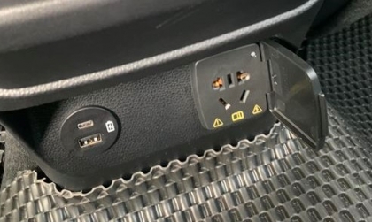 Ổ cắm điện hàng ghế sau trên Ford Ranger bị hỏng có cách nào tự xử lí?