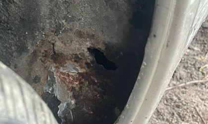 Chắn bùn xe Innova bị thủng thì phải làm sao?