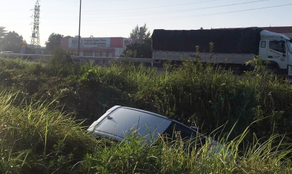 Ảnh TNGT: Mất lái, Toyota Wigo lọt xuống mương trong đêm