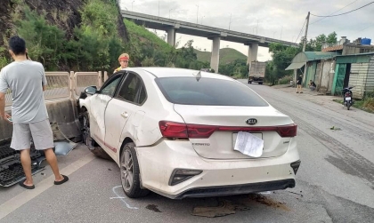 Ảnh TNGT: KIA Cerato lấn làn bị công-ten-nơ đẩy ngang, đâm thẳng vào dải phân cách