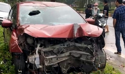 Ảnh TNGT: Nissan Almera 88A 48054 hạ gục cột điện