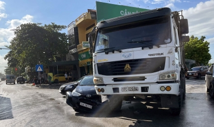 Ảnh TNGT: Vào cua hỏng, Toyota Vios lĩnh đủ khi bị 