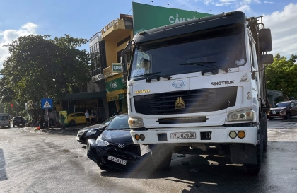 Ảnh TNGT: Vào cua hỏng, Toyota Vios lĩnh đủ khi bị 