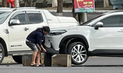 Ảnh TNGT: Toyota Corolla Cross 49A 53142 bị tài xế bất cẩn phá hỏng hệ dẫn động