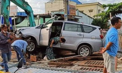 Ảnh TNGT: Đến lượt Toyota Innova