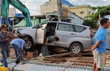 Ảnh TNGT: Đến lượt Toyota Innova 