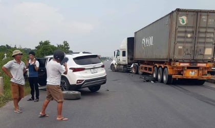 Ảnh TNGT: Hyundai Santa Fe bung túi khí rèm khi đối đầu với công-ten-nơ