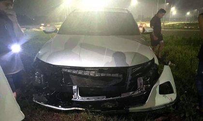 Ảnh TNGT: Hyundai Tucson BKS 98A 54392 húc vào vỉa hè, bay lên vòng xuyến