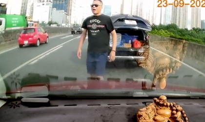 Clip TNGT: Tài xế Mazda CX-5 chặn đầu xe khác, bật mở cốp xe...