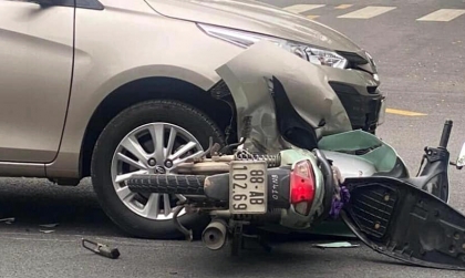 Ảnh TNGT: Qua giao lộ, Toyota Vios va chạm cực mạnh với xe máy 