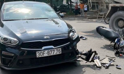 Ảnh TNGT: KIA Cerato bị xe máy đâm nát đầu xe