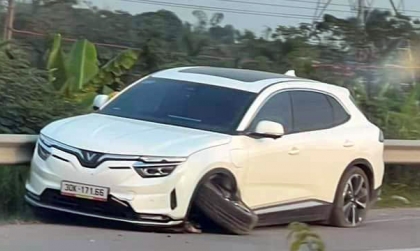 Ảnh TNGT: Tai nạn khó hiểu, VinFast VF 8 gãy trục, bánh trước rời ra ngoài