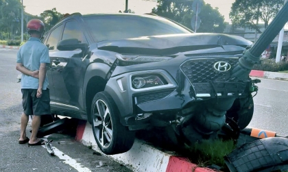 Ảnh TNGT: Va chạm với xe máy, Hyundai Kona leo con lươn, đâm gục cột điện