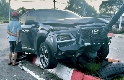 Ảnh TNGT: Va chạm với xe máy, Hyundai Kona leo con lươn, đâm gục cột điện