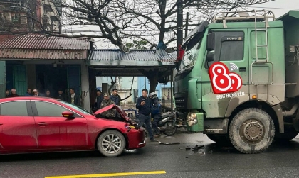 Ảnh TNGT: Không làm chủ tốc độ Mazda3 34A 53525 đấu đầu với xe tải