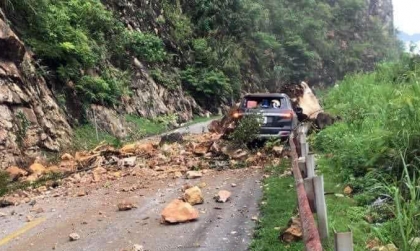 Clip TNGT: Toàn cảnh vụ Ford Everest bị đá đè trên đèo Thung Khe