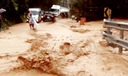 Lào Cai: Nước cuồn cuộn chảy trên quốc lộ 4D từ thị trấn Sapa xuống thành phố Lào Cai