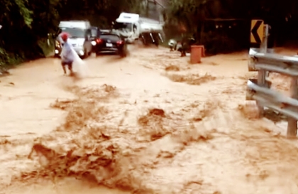 Lào Cai: Nước cuồn cuộn chảy trên quốc lộ 4D từ thị trấn Sapa xuống thành phố Lào Cai