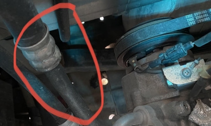 Đường ống này trên Suzuki Ertiga bị ướt là do đâu ạ?