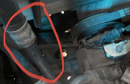 Đường ống này trên Suzuki Ertiga bị ướt là do đâu ạ?