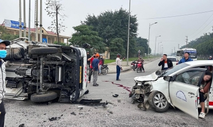 Ảnh TNGT: Qua ngã tư, xe tập lái Toyota Vios đâm lật xe tải