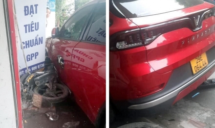 Ảnh TNGT: Nghi nhầm chân ga, taxi xanh 29E 06444 lao thẳng tường nhà dân