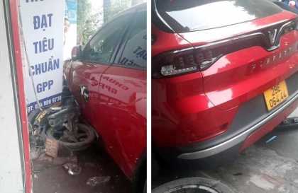 Ảnh TNGT: Nghi nhầm chân ga, taxi xanh 29E 06444 lao thẳng tường nhà dân