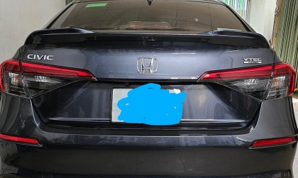 Gắn thêm đuôi gió cho Honda Civic nhưng không bật được cốp xe vì đâu?
