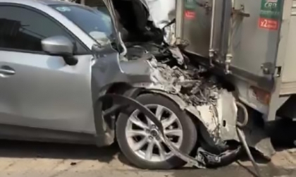 Ảnh TNGT: Không giữ khoảng cách, Mazda CX-5 BKS 17A 04552 húc đuôi xe tải