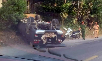 Ảnh TNGT: Đi vào vệt dầu với tốc độ cao, Mazda BT-50 lật ngửa giữa đường