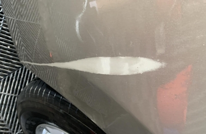 Mazda3 bị nước nhỏ giọt và dính thế này thì nên vệ sinh thế nào?